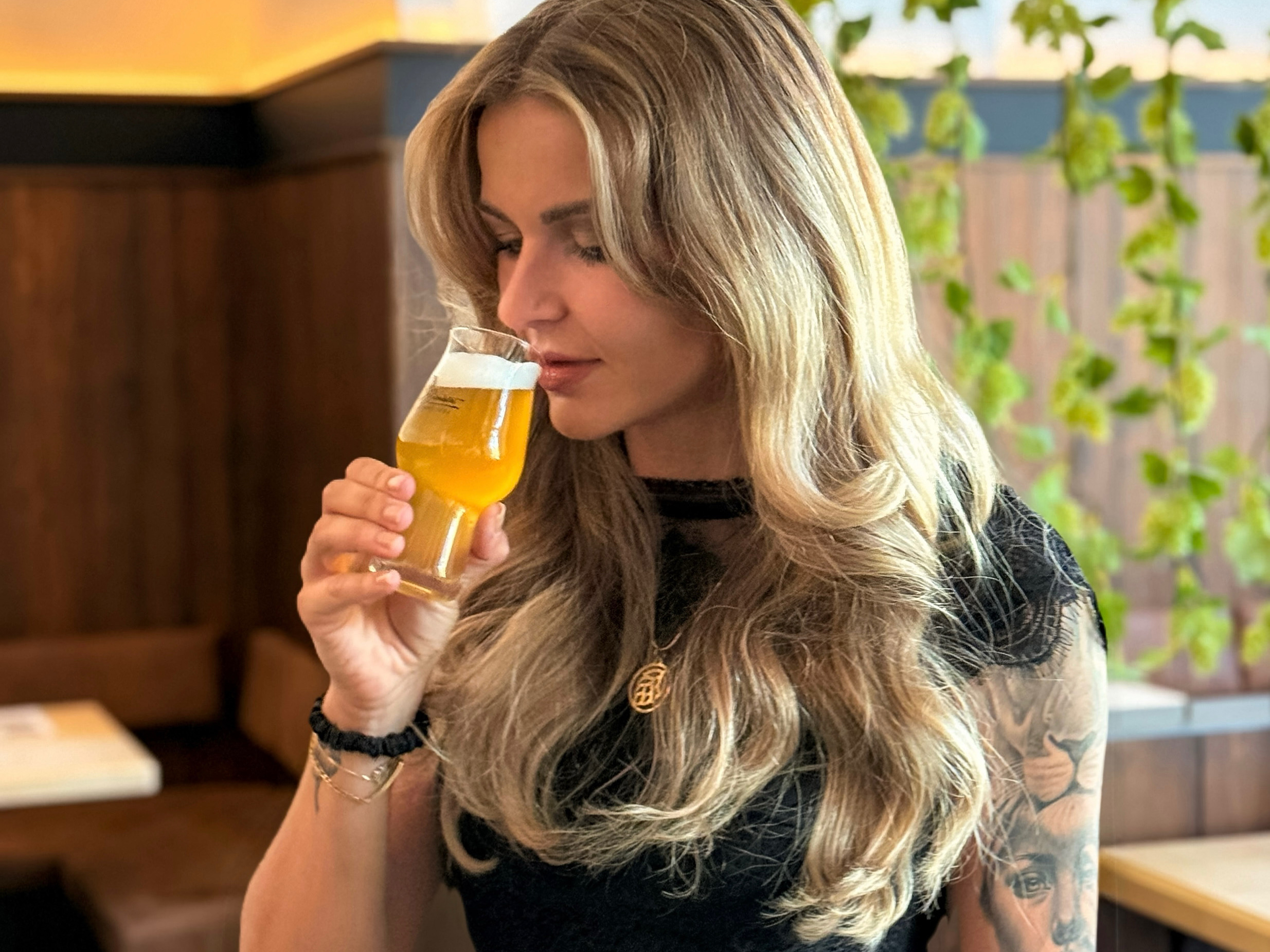 Nina Bierista riecht am Bier